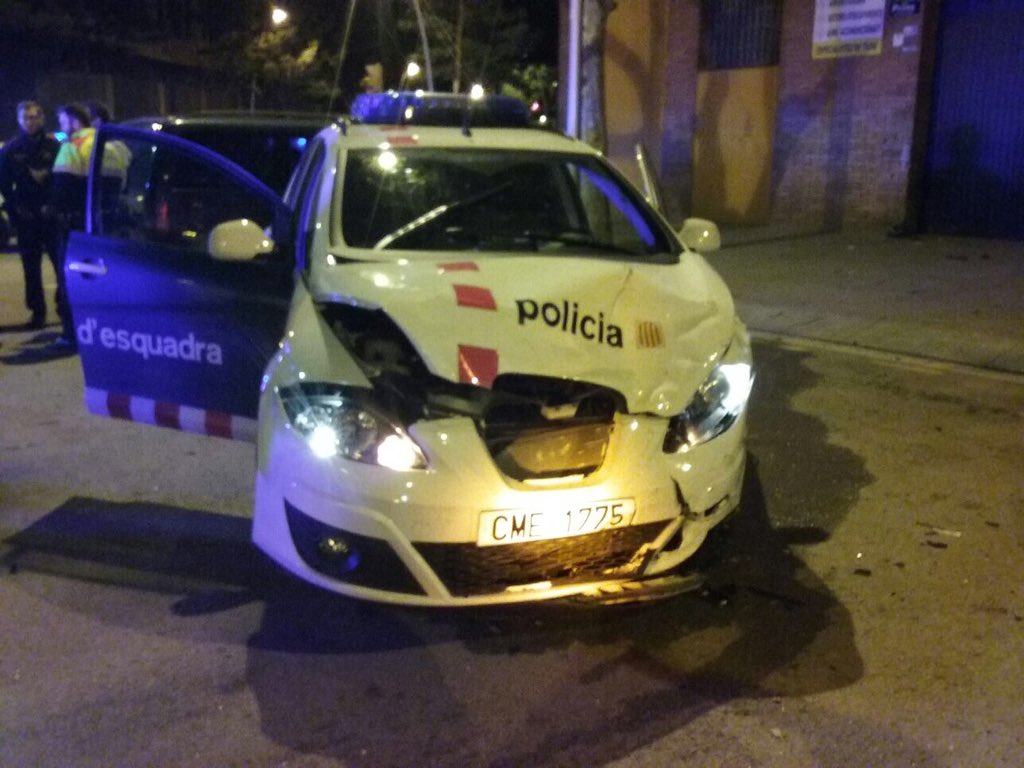 punsix's tweet photo. Així han quedat el taxi i el patrulla de @mossoscat que han xocat durant una persecució BCN https://t.co/r0T1ObPVMC https://t.co/bXY0aBZnWV