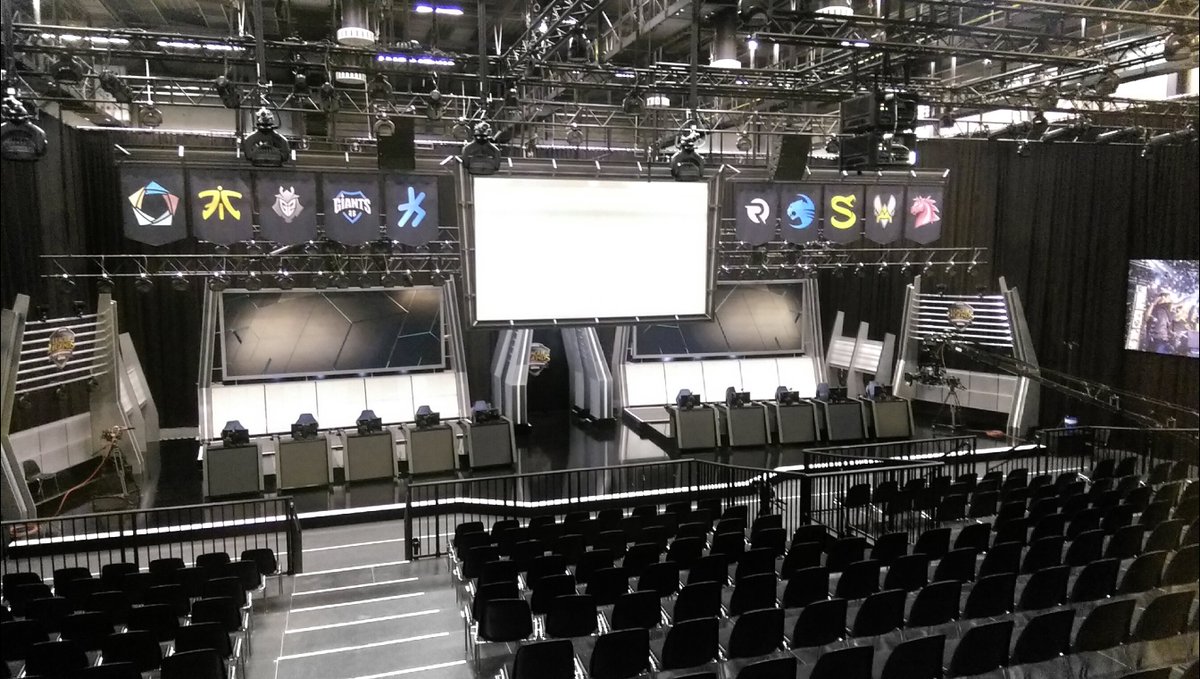 LoLGermany's tweet photo. Wir hoffen, die Fragerunde mit @HandIOfIBlood hat euch gefallen! Komm gut zurück in die Spandauer Hood ;) #AskHoB https://t.co/IgPOQp8UxC