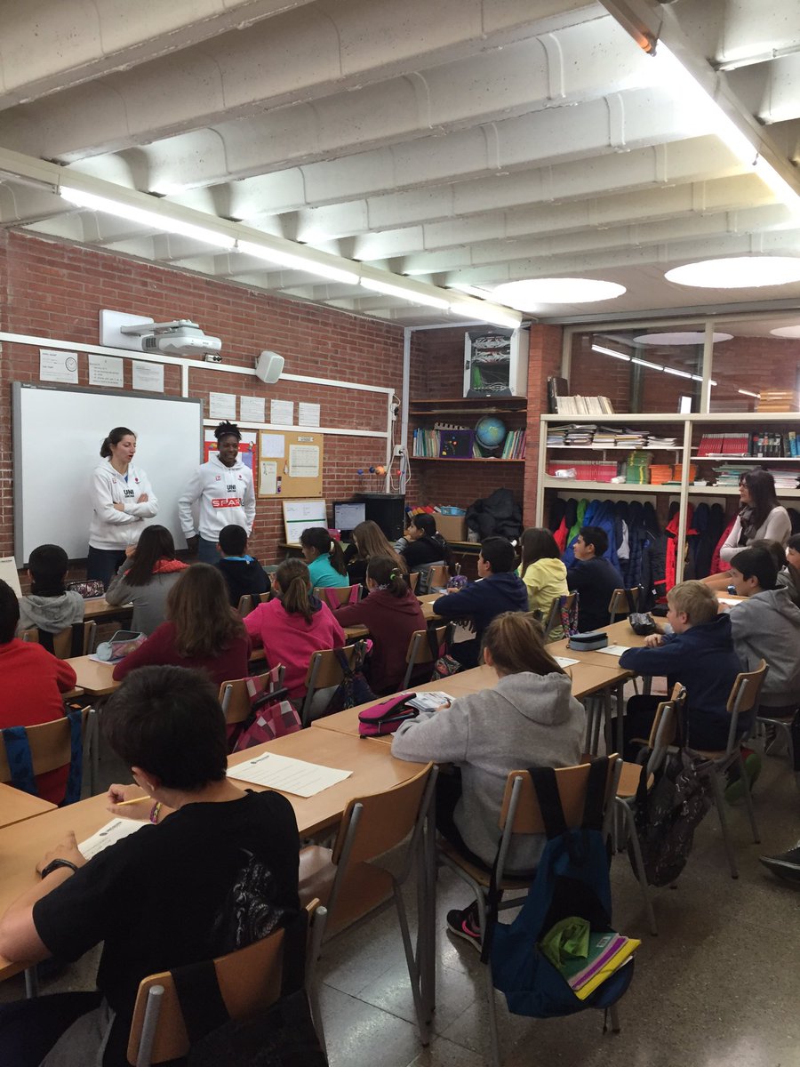 sbarno's tweet photo. Un any més bàsquet a l'escola. @unigirona #SoliVent de #Vilafant. Sort ☘ Moltes gràcies @Noejordana #ChrissyGivens https://t.co/toUtviiDqz