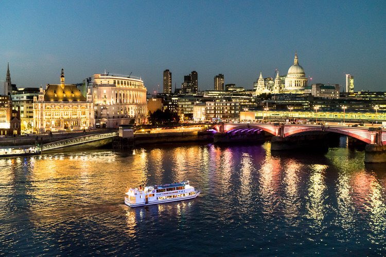 Is there any better view to enjoy while sipping cocktails in London? bit.ly/1XvHTOP @MondrianLDN #London