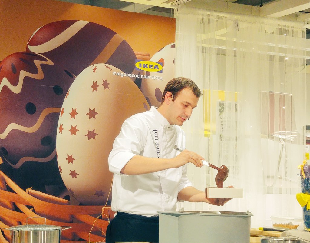 hoy aprendemos a hacer monas de Pascua con William Tétard en <a href="/IKEAislas/">IKEA Baleares & Canarias</a> #algosecocinaenIKEA #chocolateando