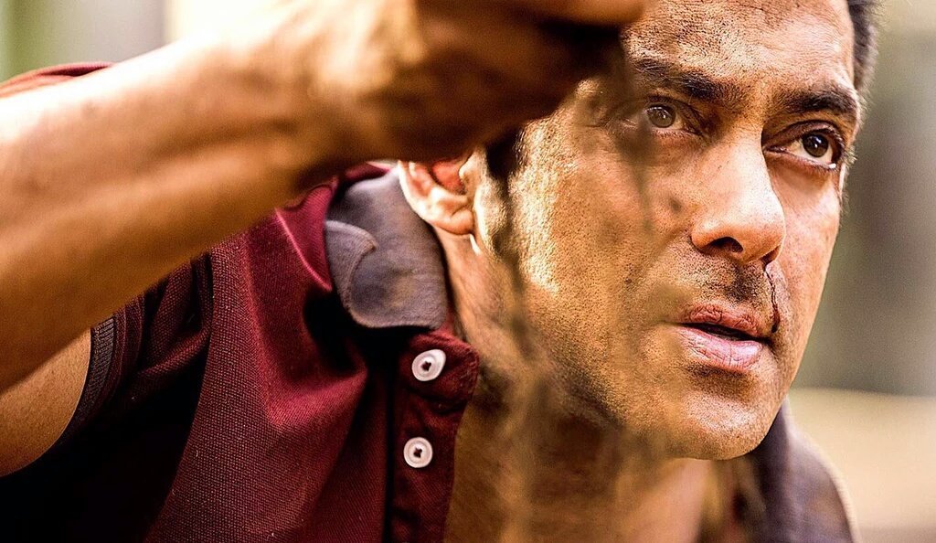 sunny_g08's tweet photo. #_Salman khan During the Sultan Cinema 😘😘😘 https://t.co/4B7oLl29kD