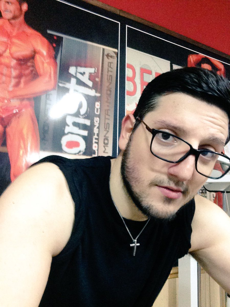 ZaRGaGa's tweet photo. Personal trainer!? Per me un #comelui, grazie. #desperateChiattos https://t.co/POF245jxT1