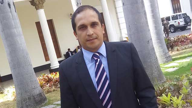 UNoticias's tweet photo. Edwin Rojas: Amnistía viola derecho internacional humanitario https://t.co/iyzNB4RL1k  https://t.co/ybgpKJxx9Q