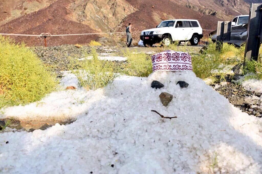 رجل الثلج بـولاية صحم عصر اليوم 
#شبكة_المتميزين_للطقس
#اخدود_الودق