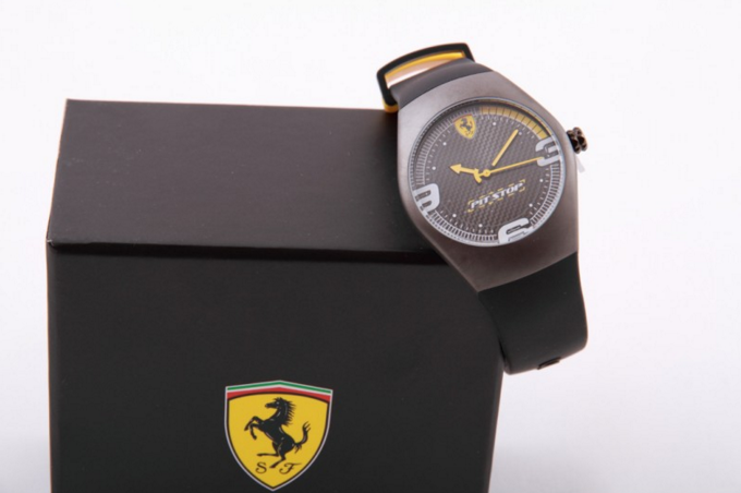 chiccomplemen's tweet photo. Reloj #Ferrari Pit Stop Carbon Look amarillo, un producto exclusivo de #ChicComplementos https://t.co/hjHAeHcvlW https://t.co/cxK7g0F5rO