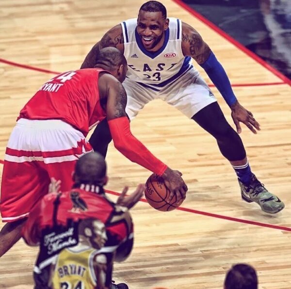 BalIersA's tweet photo. Drake ruined one of the best basketball pictures of all time https://t.co/4qcbeowFEG