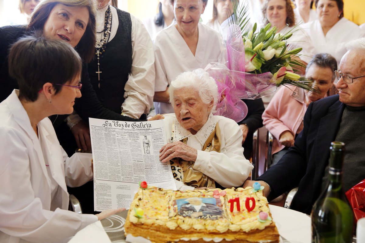 Josefa Álvarez cumplió 110 años cantando la Rianxeira en su residencia de Outomuro  goo.gl/yaFzds