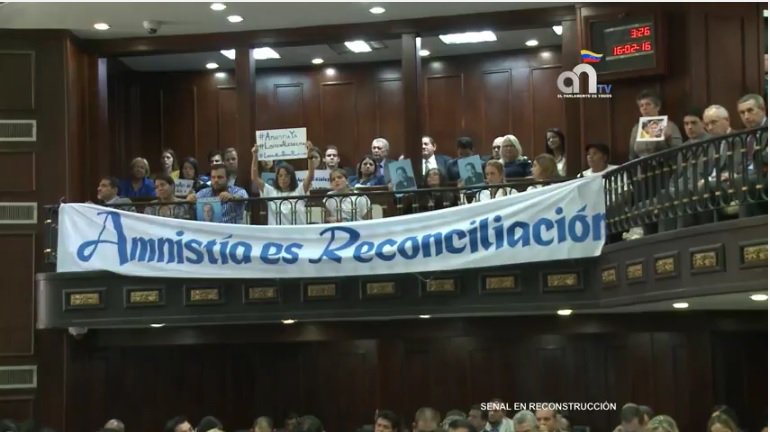 unidadvenezuela's tweet photo. #AmnistíaYa, piden familiares de presos políticos desde el hemiciclo donde se discute el proyecto de Ley #16Feb https://t.co/YpgRuCGzkO