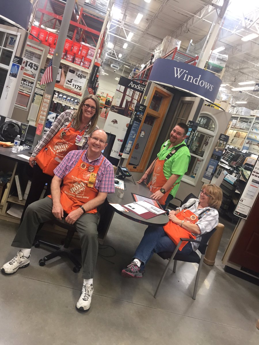 Having Fun w/ 262 SASM Lindsey...Awards during Specialty Tuesday! @holzhauser1773 @kellerhagoodHDI <a href="/THDRyanSilcott/">Ryan Silcott</a>