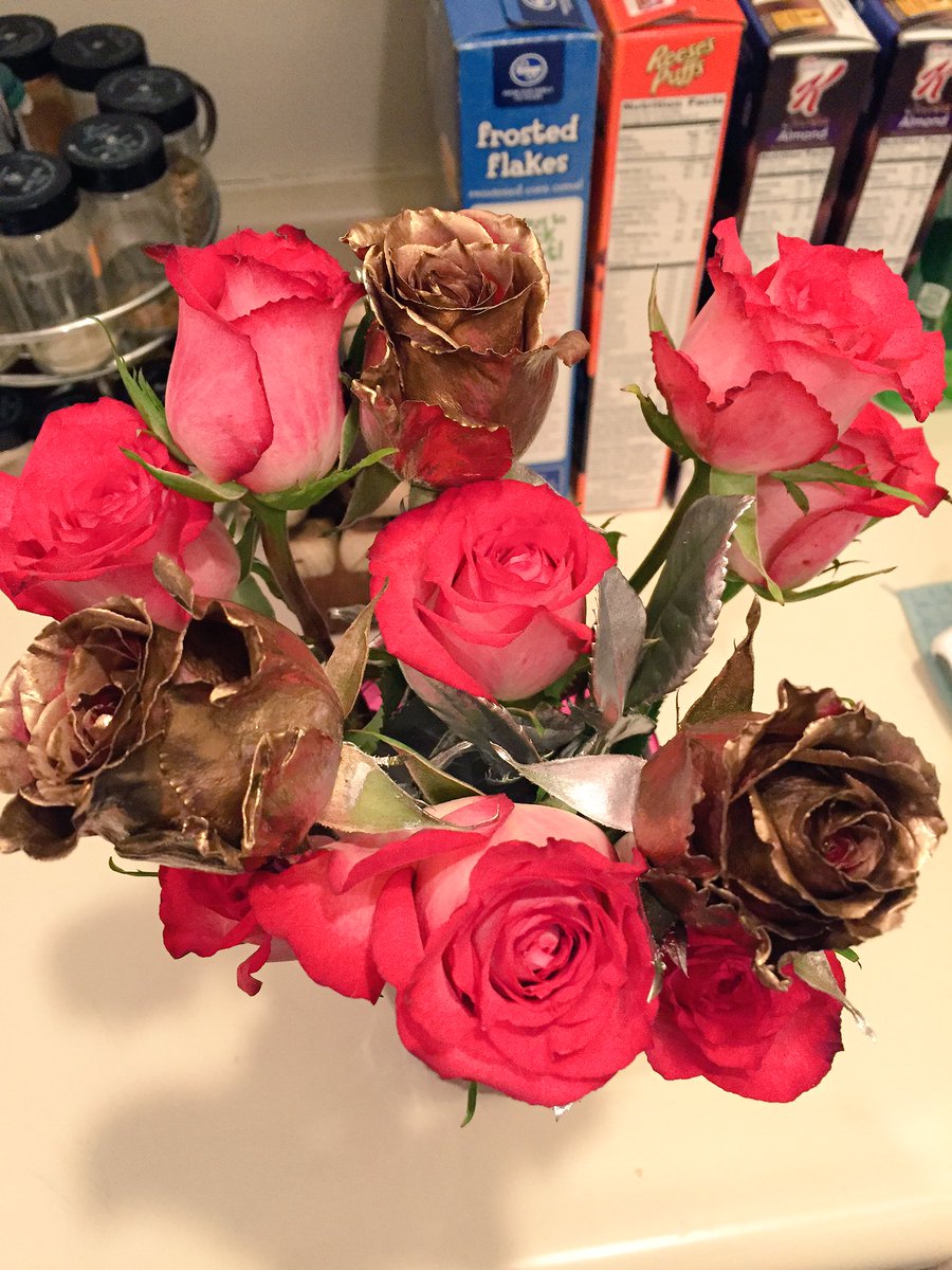 aallison16's tweet photo. 3 gold roses to represent our 3rd Valentine's Day together ❤️❤️❤️ @Bo_Keller https://t.co/ExeLQ20IaR