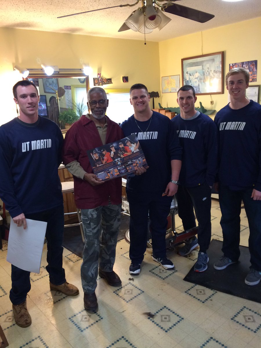UTMBase's tweet photo. @coleschaenzer @T_WessBaby @AustinTaylor_5 @wildmandan16 getting a quick haircut while passing out a poster! https://t.co/3DY4CXfkdr