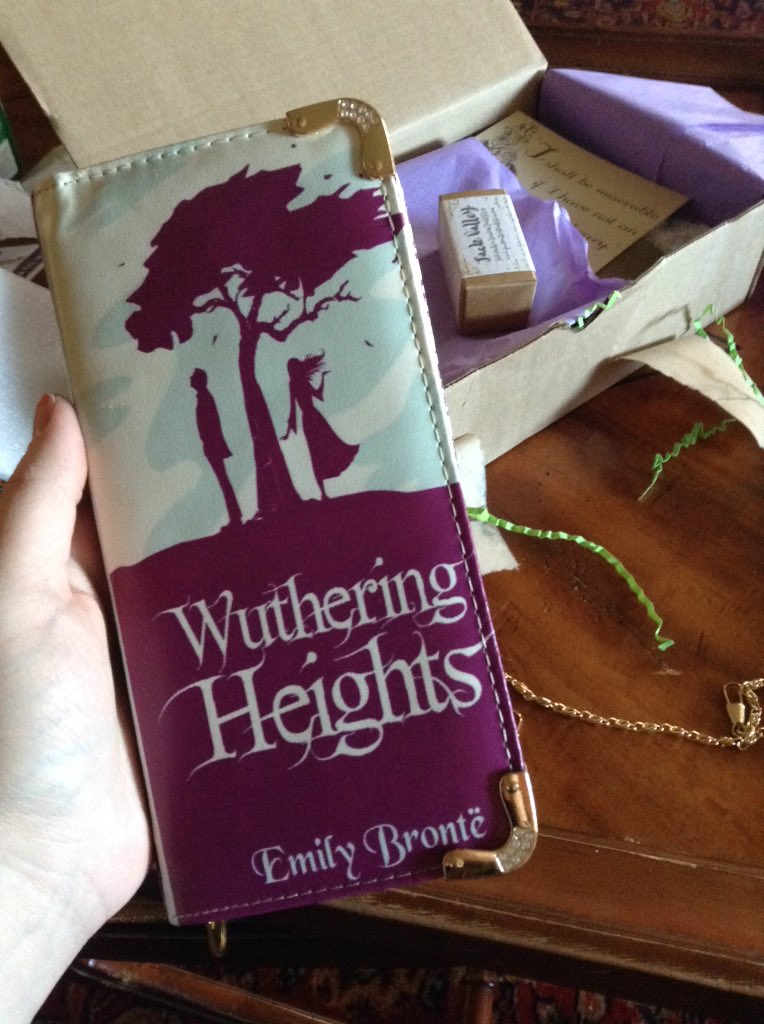 lifeofsarah_x's tweet image. got this awesome purse wallet from #litcube but I can't figure out how to put the chain on 😢 #unboxed #readerbox