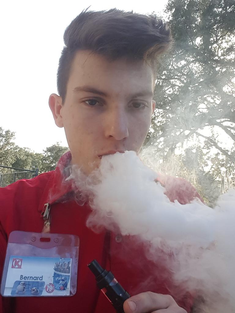 Sithoverboard's tweet photo. Just you know. Using my #doucheflute #vape (: https://t.co/2CXE80hZej
