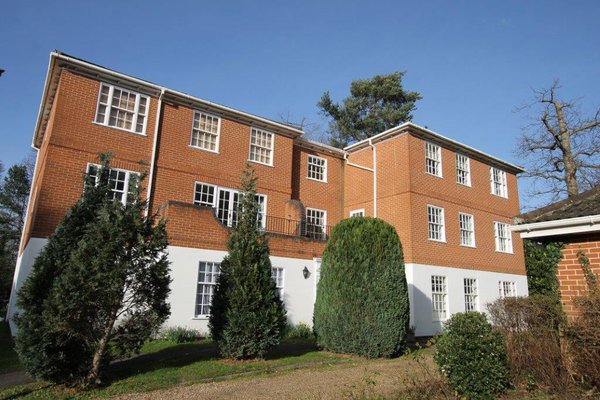 Take a look at this 2-bed apartment in #Weybridge, which is available to #buy now - £425,000 flk.io/1KocbBo