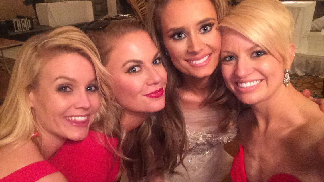 BrennaMPerkins's tweet photo. These girls THO @MissSchreiner #yowedding2016 ❤️💋🌹💃🏼 https://t.co/4Z6PgpooEO