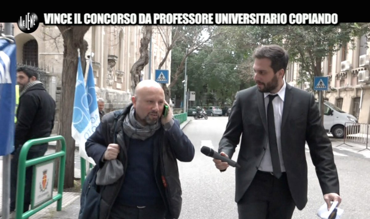 redazioneiene's tweet photo. C'è chi vince concorsi COPIANDO! @gaetanopecoraro ci mostra le scorciatoie per diventare professore #leiene https://t.co/vks3HDxgbW