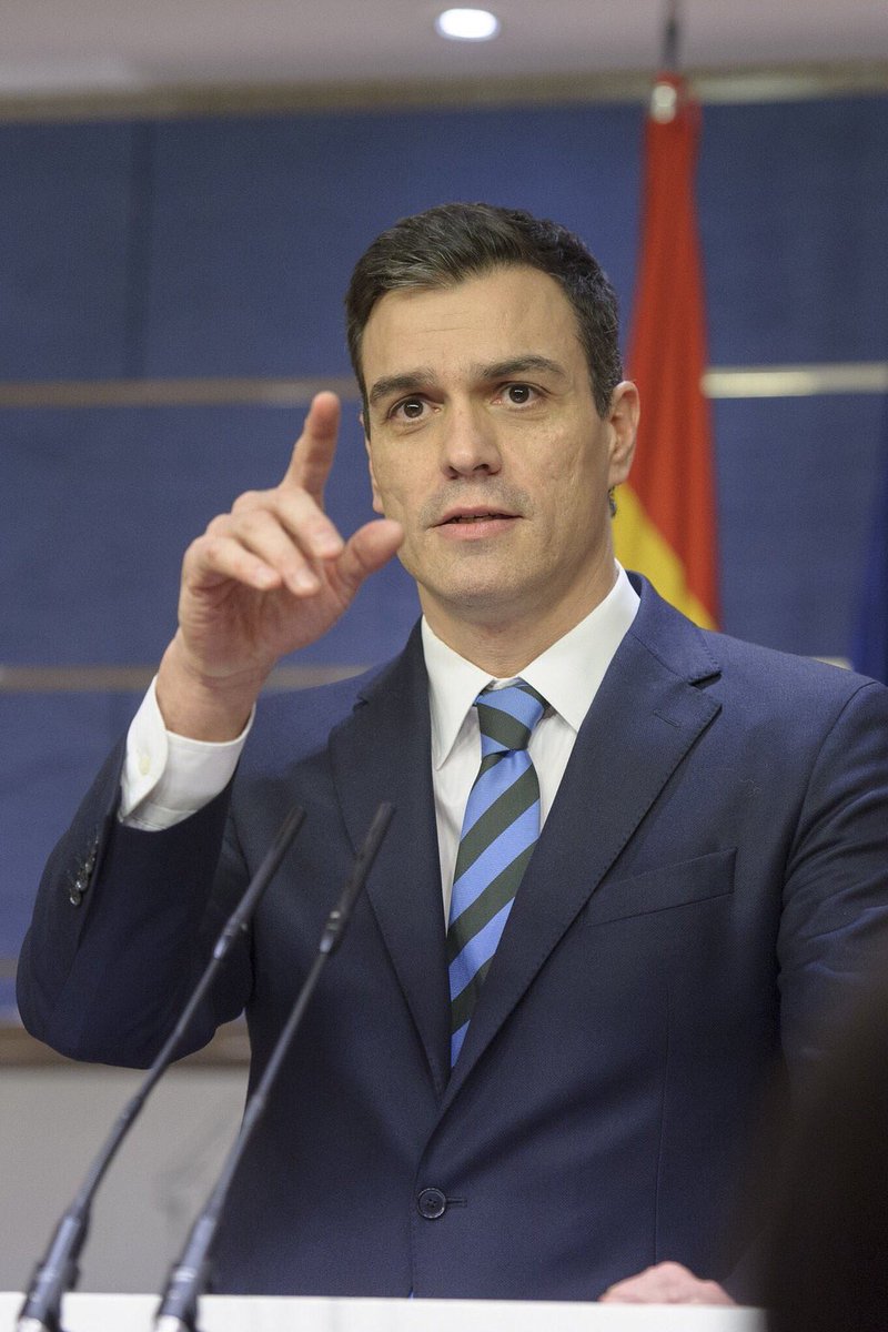comunicafacil's tweet photo. Os gusta que @sanchezcastejon muestre colegueo con los #periodistas en la ruedas de prensa? #compol https://t.co/zMAyj6L5iO