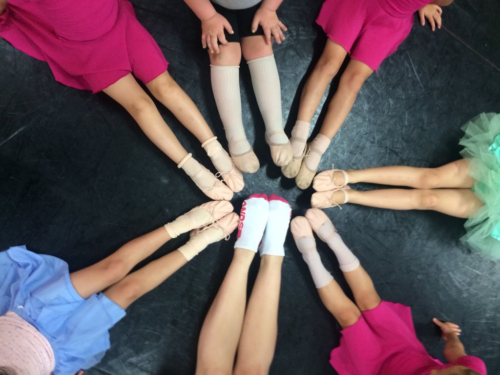 projectmdancer's tweet image. Beautiful pointed feet from our Pre Primaries 🙌🏽👯 #dance #ballet #dancer #projectmovement