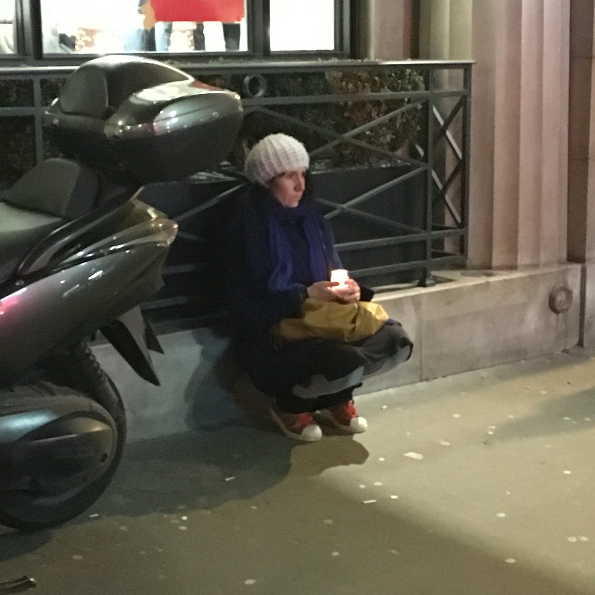 BaptisteMathon's tweet photo. #Olympia les #EODM sur scène derrière ces lettres rouges. Et sur le trottoir d'en face, cette femme, seule. https://t.co/QPMSqO9Xdv
