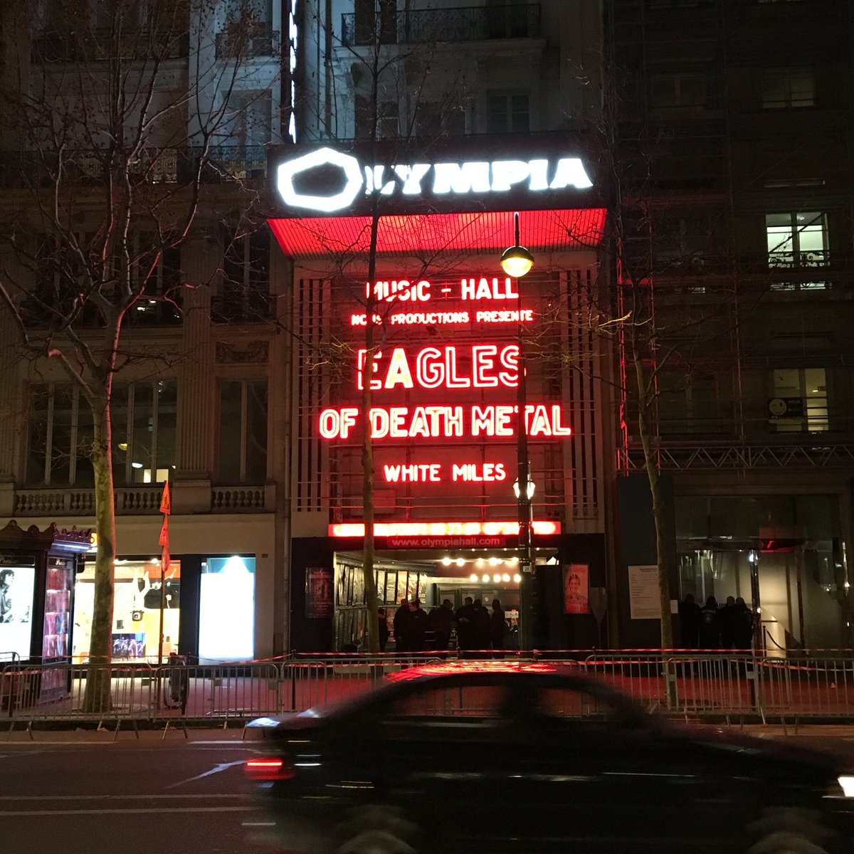 BaptisteMathon's tweet photo. #Olympia les #EODM sur scène derrière ces lettres rouges. Et sur le trottoir d'en face, cette femme, seule. https://t.co/QPMSqO9Xdv