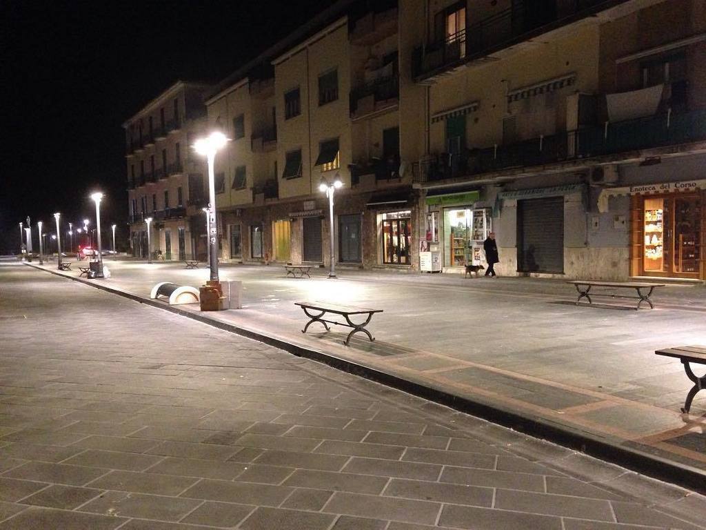 FeelingItaly's tweet photo. InstaPic by annaisfree: La tranquillita'... Maiori di notte #maiori #amalficoast #nightphotography #city #nighttim… https://t.co/Fvrgq1f7BX