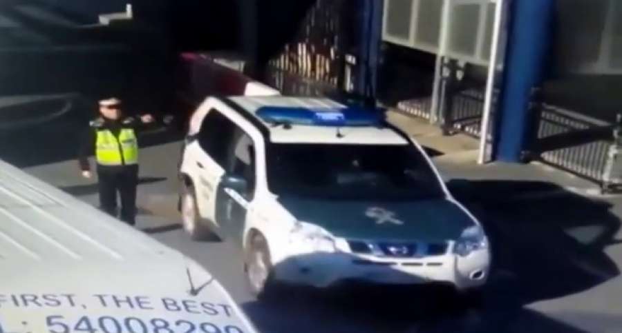 sextaNoticias's tweet photo. ▶ Roba un coche de la Guardia Civil y se cuela en Gibraltar https://t.co/1JnkwColGr https://t.co/pM2OdZYU9b