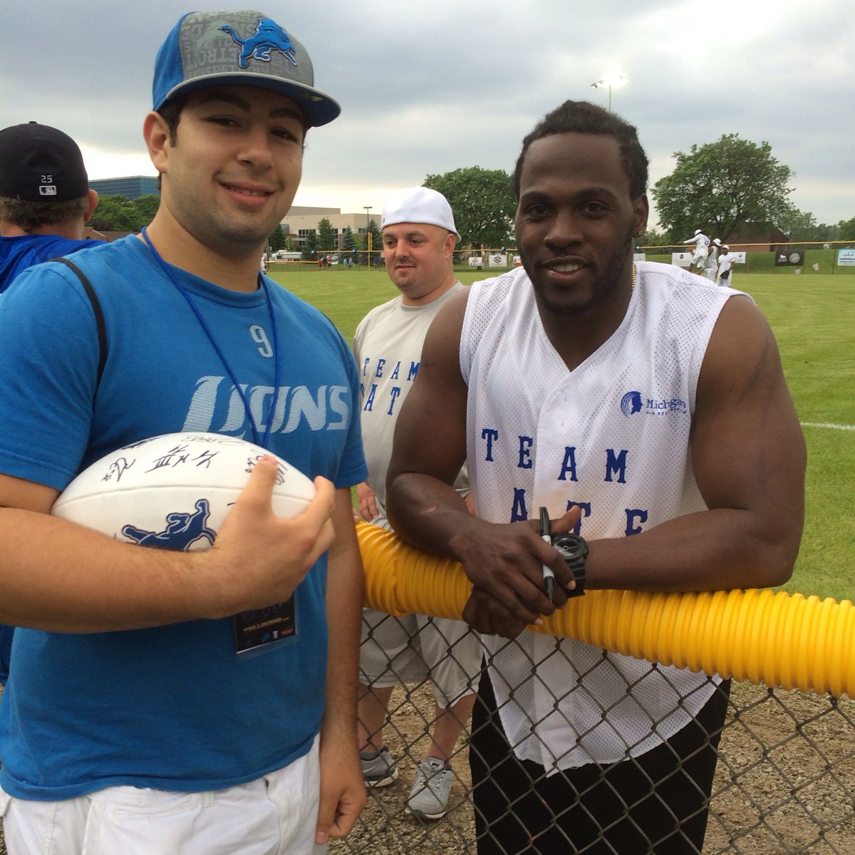 LawrenceNamou's tweet photo. Say it ain't so πππ me and my favorite RB in The NFL @JoiqueBell #WayneStateAlum https://t.co/o6Uhjlg7MD