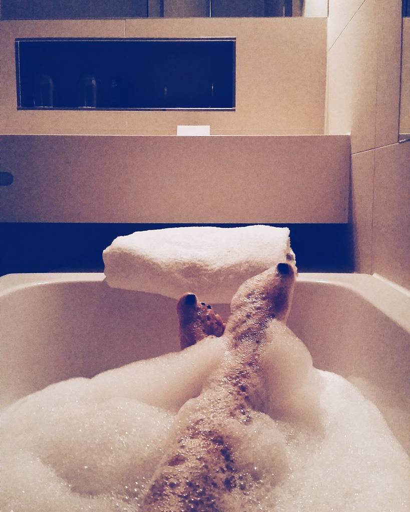 layoverlife's tweet photo. hot bath..much needed after sightseeing in freezing #stockholm ❄🐳🛁 #hotbath #hotel #layover #cabincrew #flightatten… https://t.co/REKUhbZqHk