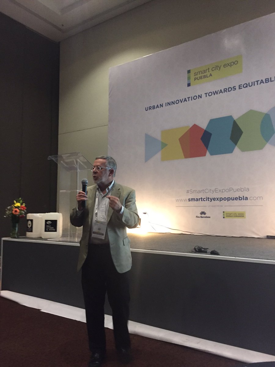 DaleLaCara's tweet photo. "La vida envuelve todo el sistema, no hay barreras todo está integrado" #BillReed #SmartCityExpoPuebla https://t.co/f8VKlIP0nN