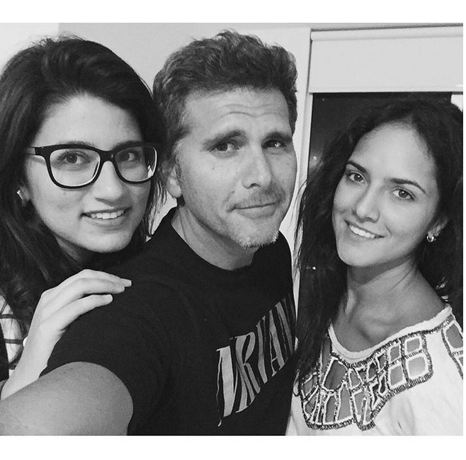 Telemundo's tweet photo. .@analorenasm se encontró con viejos amigos. "cool kids 🚀💙✨🎤
@jacostarubio @oliverdog 🐾" dijo. https://t.co/EGJeUGBMuW