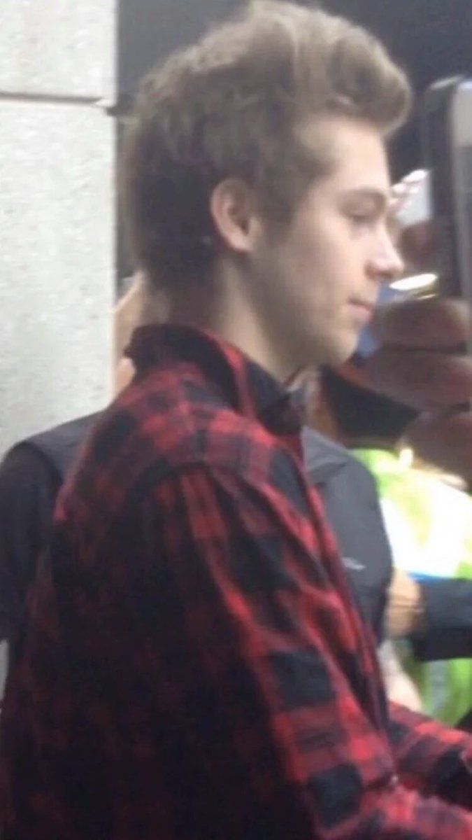 5SOSDATESLAT's tweet image. LA PRIMERA FOTO FUE HACE UN AÑO. UN AÑO ¿COMO ES QUE CRECE TANTO? -Cata #BestFanArmy #5SOSFam #IHeartAwards