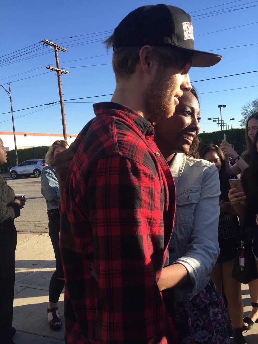 5SOSDATESLAT's tweet image. LA PRIMERA FOTO FUE HACE UN AÑO. UN AÑO ¿COMO ES QUE CRECE TANTO? -Cata #BestFanArmy #5SOSFam #IHeartAwards