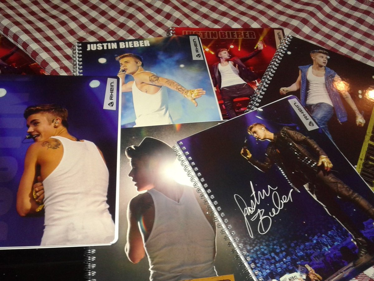 KelliB_VMV's tweet photo. Mi papá me compró cuadernos de Justin por puro q ayer estaba viendo los Grammys😂 me van a wear en el cole,lo sé #ae https://t.co/PGZzHu07j9