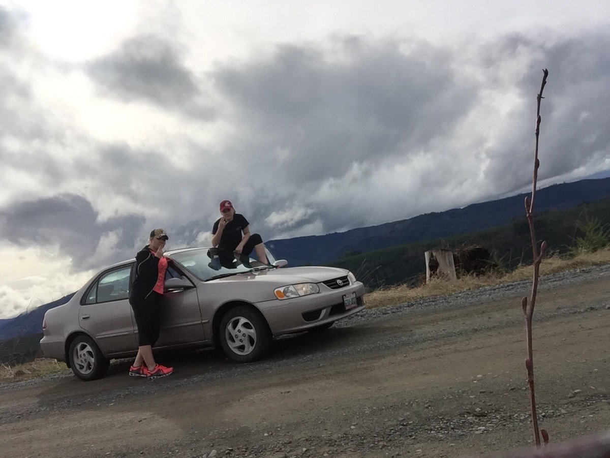 HannaRoseHarris's tweet photo. “@Abby_Steiner9: Just your local truck sluts wheelin the yota. 🤘🏼🇺🇸 https://t.co/bRT9LxMnJS” #wheeling #yota #slideway  #brodoyouevenwheel?