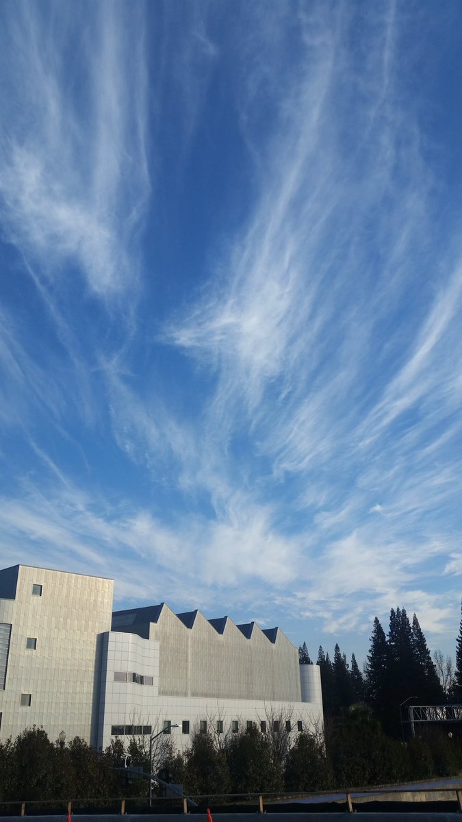 kjbsonoma's tweet photo. Crocker Art Museum combs through the afternoon sky. #tdiinterptech https://t.co/QmoHCv6sLv
