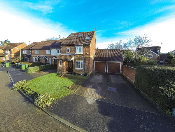 New property! 4-bed house in  #Weybridge, available now at £599,950. flk.io/1RLjftd