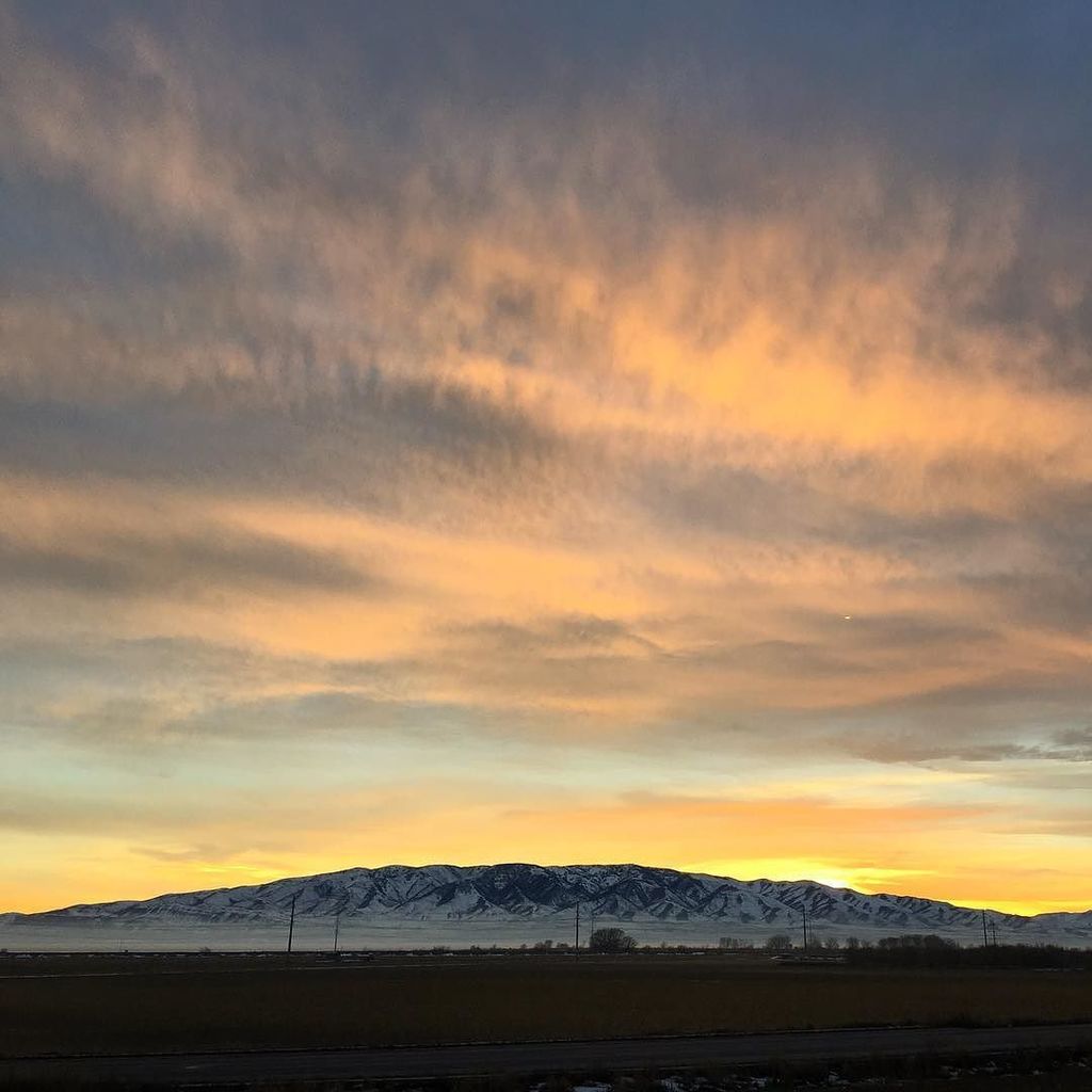 jeremyhall's tweet photo. Pretty decent #sunset tonight on the way home #drivebysunset #utah #utahlake #mountains #s… https://t.co/WSse5ZQEjR https://t.co/MI0plMIXXc