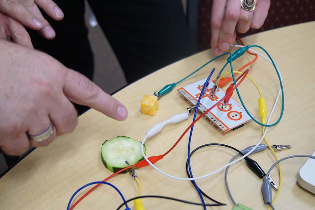 SBCUSDedtech's tweet photo. MakerSpace session with a Makey Makey at #SBCUSDtechbytes https://t.co/P50uuFczJo