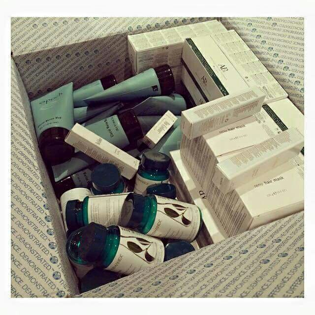 EmmaLouLester's tweet photo. Love it when I recieve a huge order...
It's like Christmas day all over again 😂😱🙌 https://t.co/nCLnB50Ltc