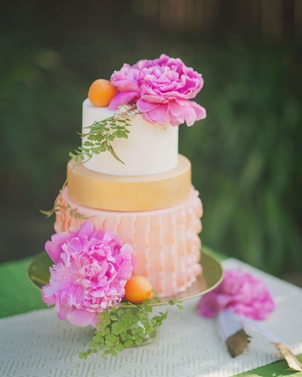 NVLinens's tweet image. It's #CakeTuesday with this bright and beautiful cake on our Tetris Citrine linen runner over our Faux de Soie Lime…