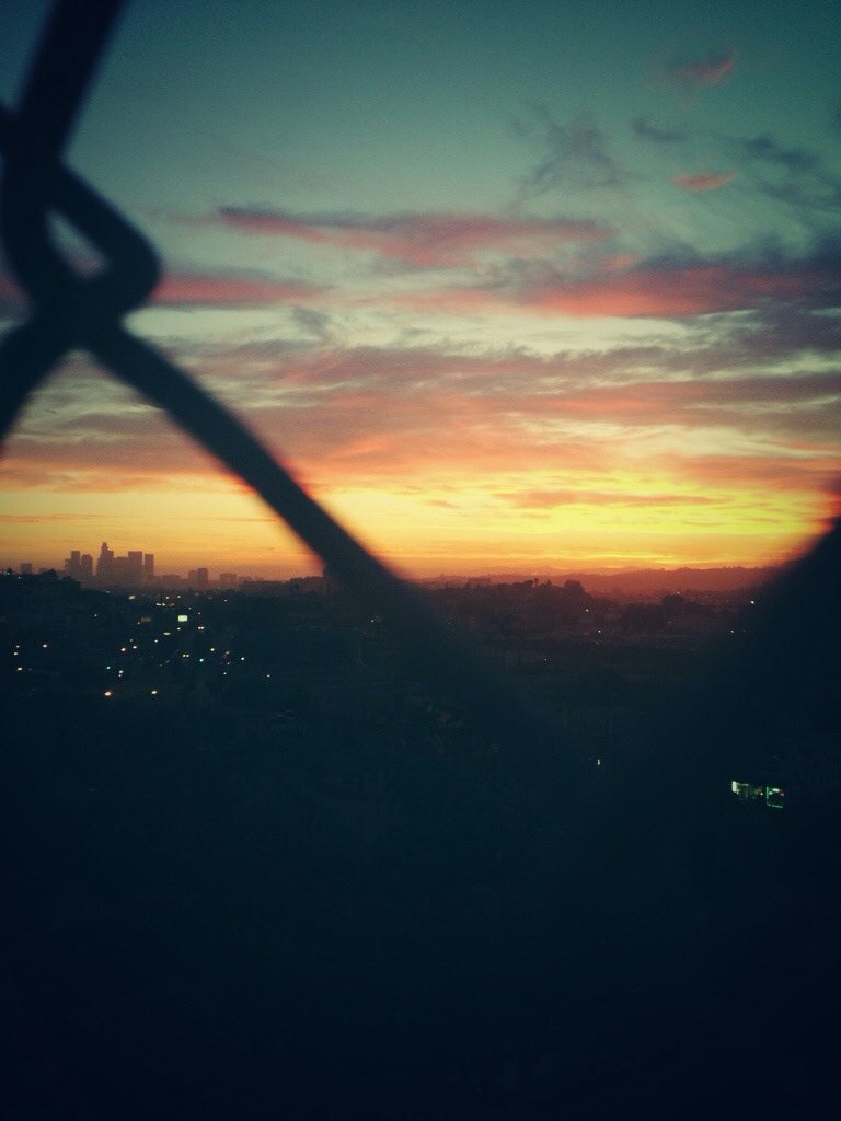 Heyseuss's tweet photo. City. Sun. #downtownLA #SunsetInLa #losangeles #sunset #DTLA https://t.co/NhF4hFYmTR