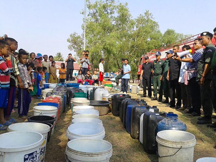 phnompenhpost's tweet photo. Drinking water shipped in to Banteay Meanchey as 600 families suffer from shortage https://t.co/yXjgAdkl4v #Cambodia https://t.co/paWrCaUExj