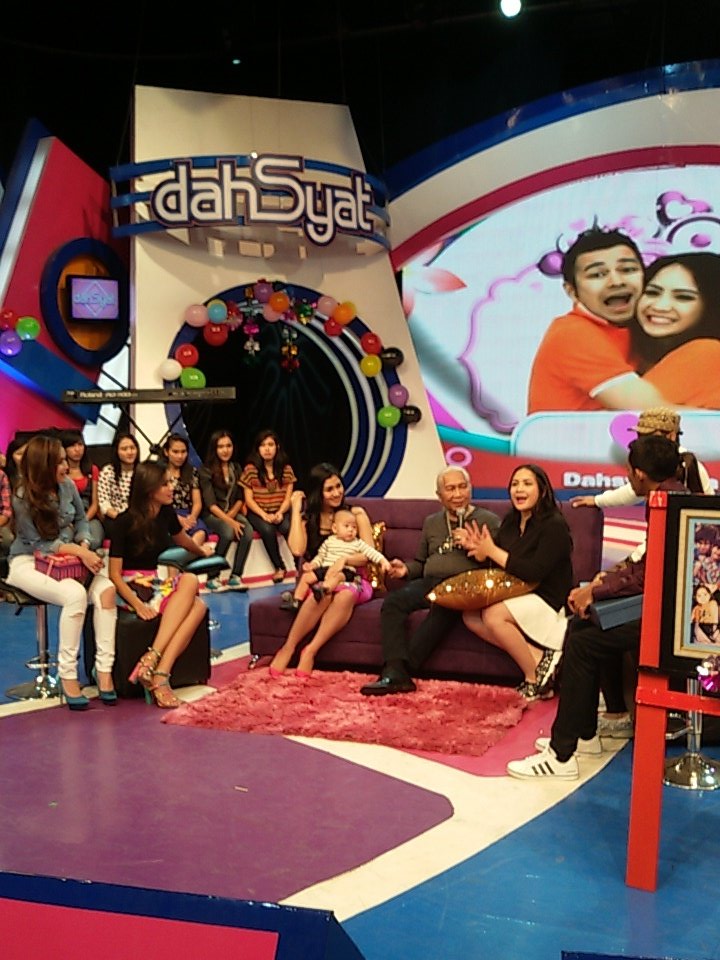 dahSyatMusik's tweet photo. Papa Gideon lg bercerita ttg masa kecilnya Gigi 😊 #dahSyatnyaHBDRans https://t.co/Ks7ZuabpBw