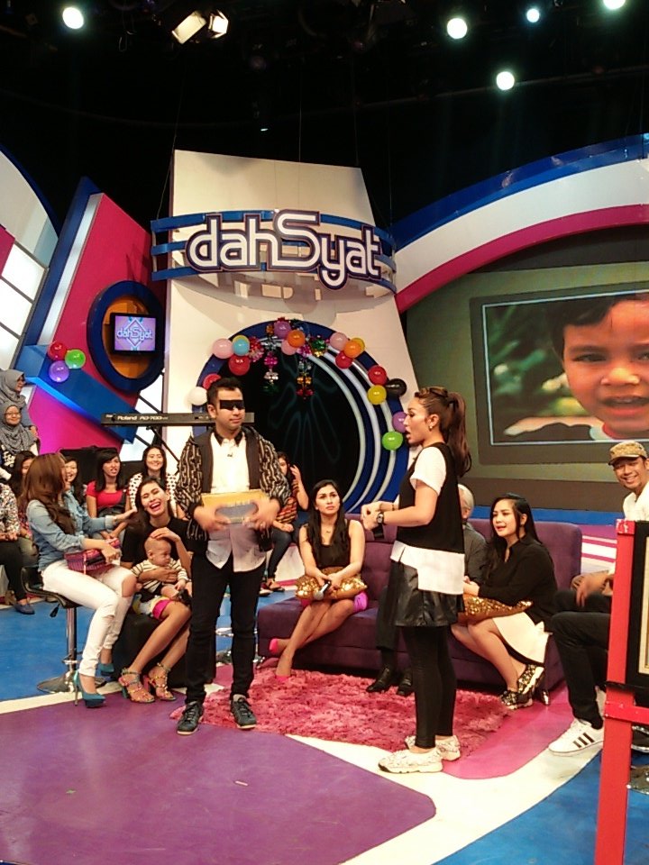 dahSyatMusik's tweet photo. .@mrsayudewi kasih kado ke @RaffiAhmadLagi solasi item biar Raffi gak melirik2 lagi katanya 😆 #dahSyatnyaHBDRans https://t.co/BeKVL4CzD8