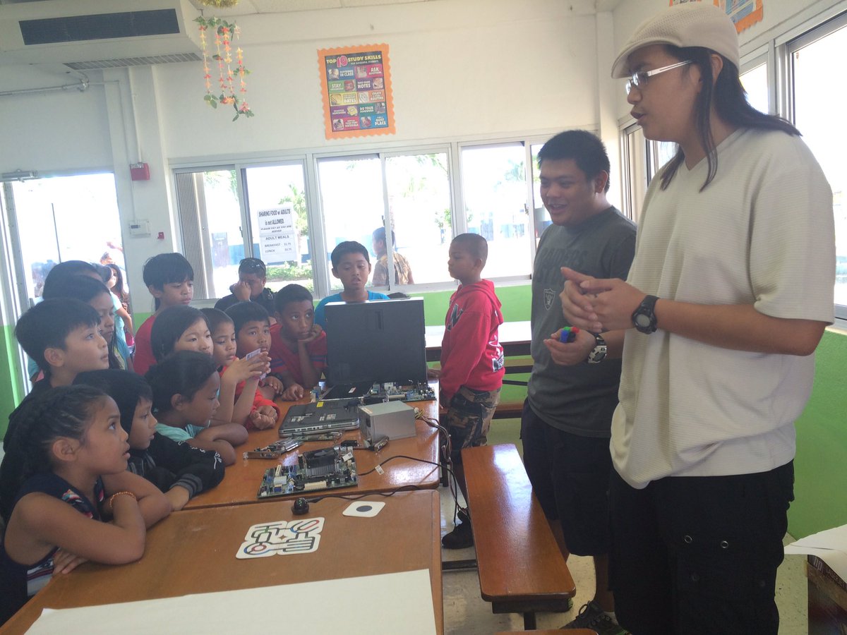MsHollyAque's tweet photo. Computer programming and trying out the Ozobot #DigitalLearningDay #psstech #pssmedia #kes https://t.co/Y29iGkcaNB