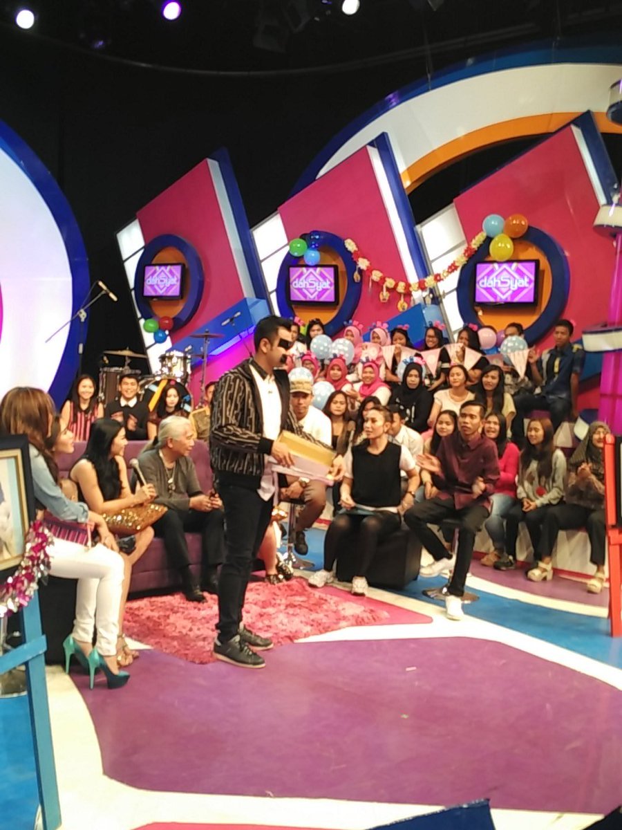 FamilyRANS_FC's tweet photo. Hahaha kado dari by @mrsayudewi  lakban
#dahSyatnyaHBDRans https://t.co/dkcd8G6khl