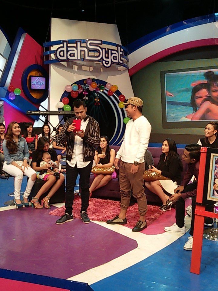 dahSyatMusik's tweet photo. Ahahahahaha @DennyCagur kasih upil masa 😂😂😂 #dahSyatnyaHBDRans https://t.co/TRFcgv1Am8