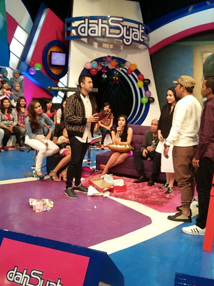 dahSyatMusik's tweet photo. Kado asli dr @DennyCagur berupa sepatu baru #dahSyatnyaHBDRans https://t.co/z145PeNYao