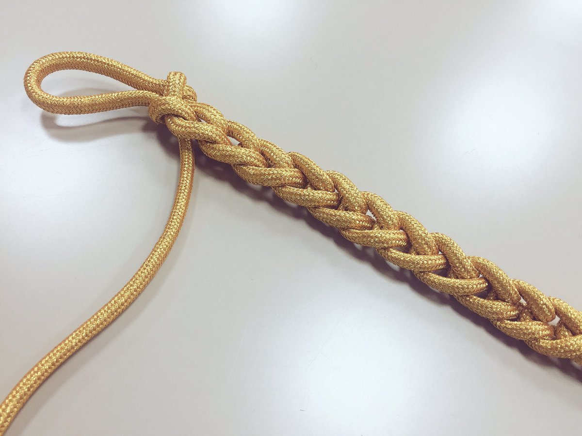 特殊生地 衣装生地のフジカケ Sur Twitter 先日もチラッと載せましたが ロープを編むとこんな感じの飾緒ができます 四つ編みが難しい方は三 つ編みでも鎖編みでもいいかもしれません こちらのロープは6mmラメ紐を使用しています T Co Cs9puvav7h